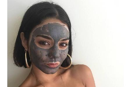 Schauspielerin Vanessa Hudgens (28) reinigt ihre gebräunte Haut am liebsten mit einer mineralstoffreichen Schlamm-Maske.