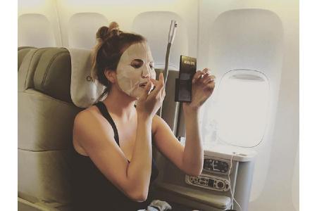 Auch über den Wolken ist Model Chrissy Teigen (31) die Pflege ihrer Haut sehr wichtig. Mit diesem gruseligen Masken-Look kön...