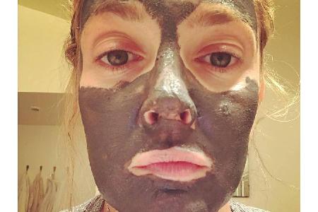 Mit einer Gesichtsmaske im Bett liegen, Fernsehschauen und abschalten - das ist der Moment, den Schauspielerin Drew Barrymor...