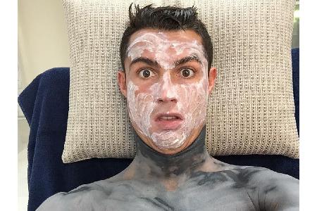 Fußball-Star Cristiano Ronaldo (32) wird seinem Ruf als Schönling vollends gerecht, indem er neben seinem Gesicht auch gleic...