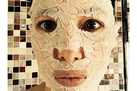 So etwas hat die Welt noch nicht gesehen! Schauspielerin Jessica Biel (35) trägt hier tatsächlich eine Spitzen-Maske, die da...