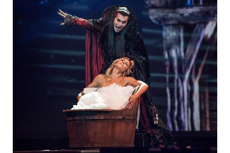 Helene Fischer in der Badewanne? Das zieht offenbar auch Vampire an. In diesem Fall Drew Sarich als Graf von Krolock aus dem...