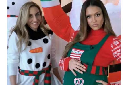 Für ein Shooting verkleidet sich Jessica Alba als Santa Claus. Die schwangere Brünette stand vor ein paar Monaten noch für d...