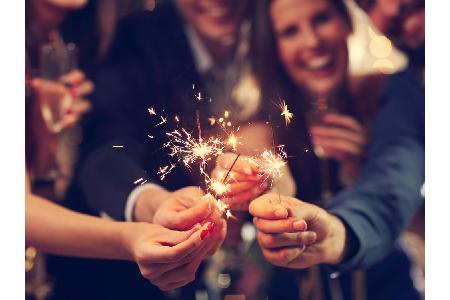 Die einen lieben den Abend vor Neujahr, die anderen können ihn nicht ausstehen. Das liegt mit Sicherheit auch an den Bräuche...
