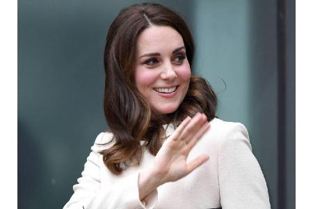 Zur Privatschule begleitete ihn allerdings nur Papa Prinz William (35) persönlich, denn Mama Herzogin Kate (35) war wegen ih...