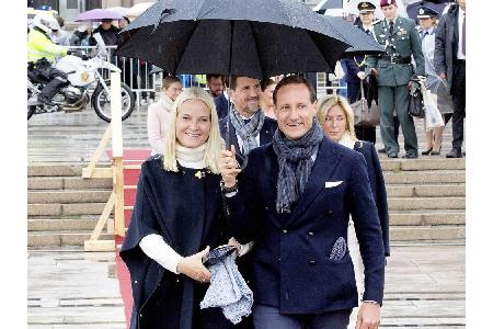 Zur großen Sause luden sie Familie, Freunde und andere gekrönte Häupter aber im Mai ins verregnete Oslo ein. Unter den Gäste...
