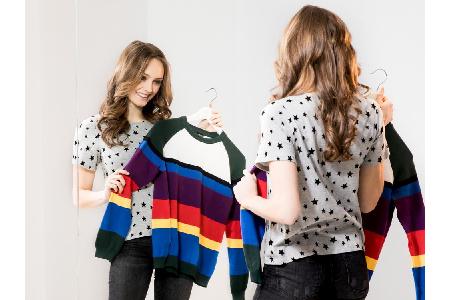 Ein lässiger Freizeitlook lässt sich mit diesem bunt-gestreiften Pulli und Canvas-Sneakern mit bunten Schnürsenkeln gestalten.