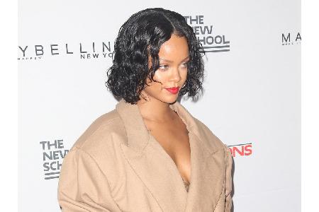 Sie hatte mehr Nummer-eins-Hits in den USA als Michael Jackson. Doch auch Rihanna wurde noch nicht auf den Walk of Fame aufg...