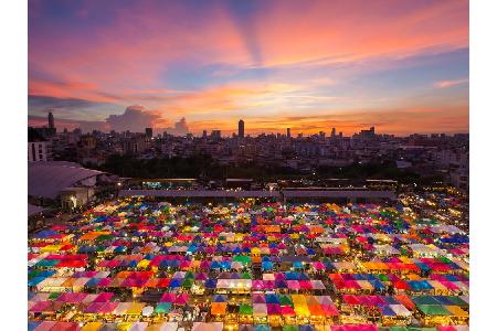 Bunt, bunter, Bangkok! Die Millionenmetropole besteht nicht nur aus Hightech und riesigen Glasbauten. Der Chatuchak-Markt li...