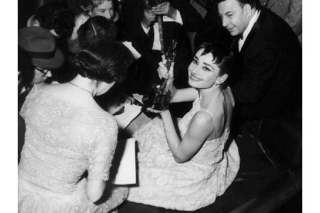 Den Oscar als beste Hauptdarstellerin, den sie für die Rolle erhielt, nahm sie 1954 in einem weißen Kleid aus Spitze von Giv...