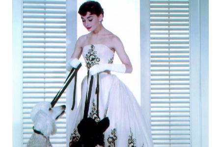 Für den Film arbeitete Hepburn zum ersten Mal mit dem Modemacher Hubert de Givenchy zusammen, der sie fast ihre ganze Karrie...