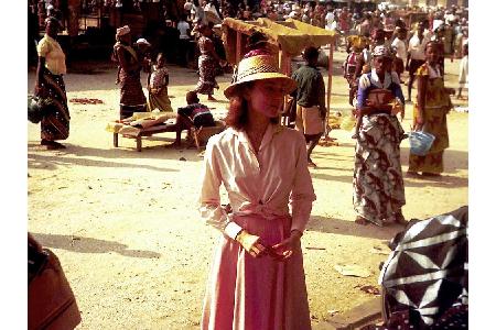 Etwa zu dieser Zeit bereiste Audrey Hepburn auch zum ersten Mal Afrika - eine Reise, die sie prägen sollte. Ab 1988 war sie ...