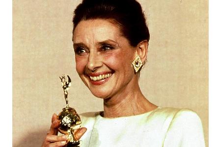 Den im Rahmen der Golden Globes 1990 verliehenen Cecil B. DeMille Award für ihr Lebenswerk nahm Audrey Hepburn in einer crem...
