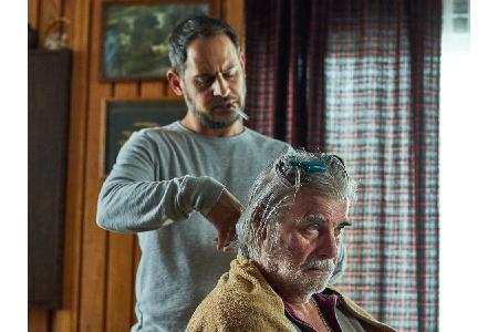 Latif möchte sich auf ganz besondere Weise bei Ricky für seine Zeit im Knast erkenntlich zeigen: Er bietet ihm ein scheinbar...