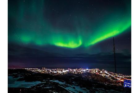 Auch über Nuuk, der Hauptstadt von Grönland, spielen sich nachts wunderbare Dinge ab. Die spärliche Beleuchtung am Boden wir...