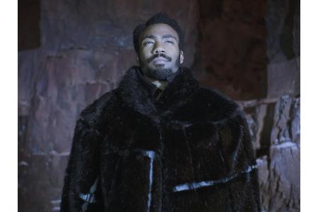 Und werden Lando Calrissian (Donald Glover), Han Solo und Chewbacca von Woody Harrelsons Figur Tobias Beckett für einen geme...