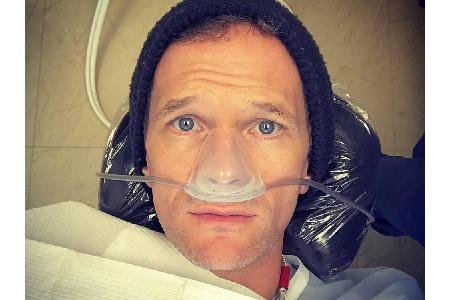 Neil Patrick Harris (44) hat es mit den Leckereien ein wenig übertrieben, die Folge: ein Loch im Zahn. Doch dank des Lachgas...