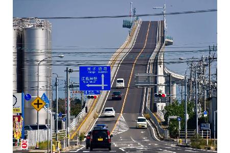 Einmal Achterbahn, bitte! Unter der Eshima-Ohashi-Brücke in Japan müssen Schiffe durchpassen. Die Architekten entschieden si...