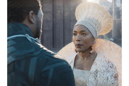 Seine Mutter Ramonda spielt keine Geringere als Angela Bassett (59). Sie steht ihrem Sohn mit Rat und Tat zur Seite.