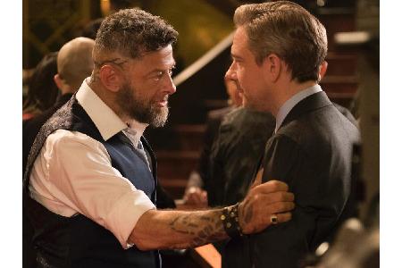 Doch nicht nur aus dem eigenen Land droht Widerstand. Ulysses Klaue (Andy Serkis, l., 53), ein südafrikanischer Waffenhändle...