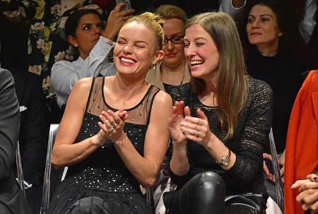...der diesjährigen Berliner Fashion Week waren die beiden Schönheiten ein Herz und eine Seele und hatten sichtlich Spaß. Ab...