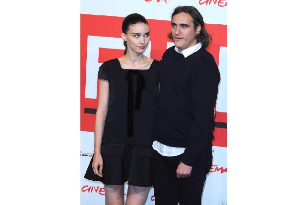 ...sollen Rooney Mara und Joaquin Phoenix ein Paar sein. Die zwei standen schon 2013 für 'Her' vor der Kamera, nun soll es a...