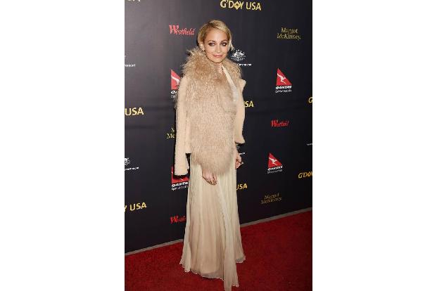 ...da Nicole Richie in dieser Jacke unterwegs. Oft wird ein Pelzteil auch einfach nur locker über die Schulter geworfen. Ob..