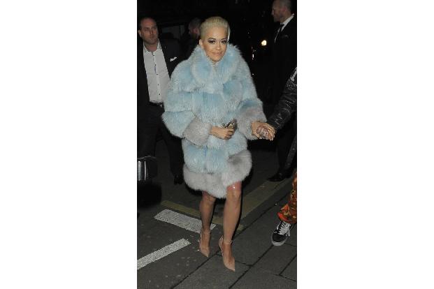 ...Rita Ora könnte bei der Wahl ihres hellblauen Mantels auf das Material geachtet haben. Ihre Kollegin wählte...