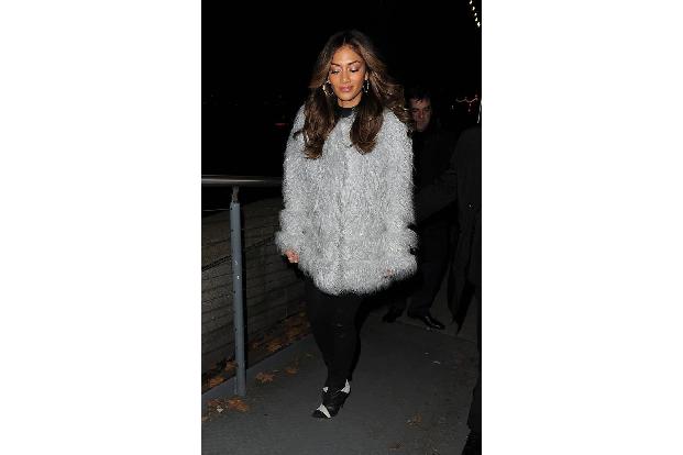 ...auf jeden Fall eine graue Variante für einen Abend im kalten London: Nicole Scherzinger sah richtig kuschelig aus. Ein...