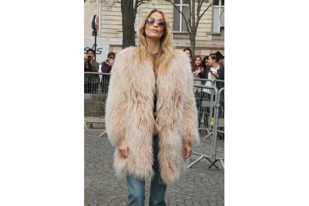 ...ist nicht nur ihr Hobby, sondern auch ihr Beruf. Kein Wunder, dass Model Poppy Delevingne auch einen Fellmantel im Schran...