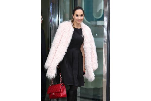 ...wie die britische TV-Persönlichkeit Myleene Klaas - hier in zartem Rosa. Das Thema Fell ist eben noch lange nicht Schnee ...