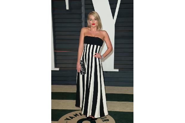 ...den großen Auftritt darf es dann wieder sehr auffällig sein. Besonders beliebt zu schwarz-weißen Looks: Der rote Lippenst...