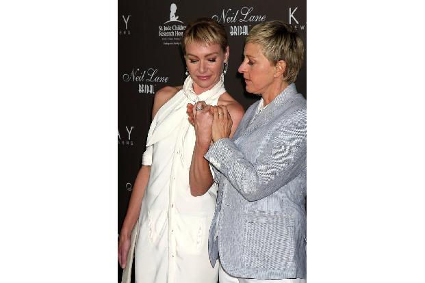 ...Ellen kämpfte unablässig und ging 2004 eine Beziehung mit Schauspielerin Portia DeRossi ein. Beide waren eigentlich noch ...