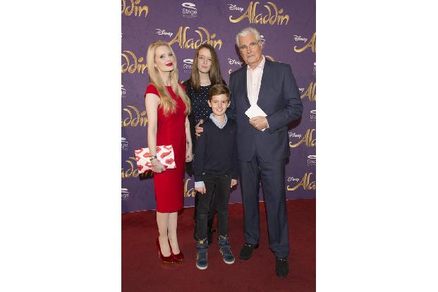 ...zuvor war der Stil von Mirja du Mont vor allem eines: Elegant. So ladylike mit rotem Kleid und Kussmund besuchte sie mit ...