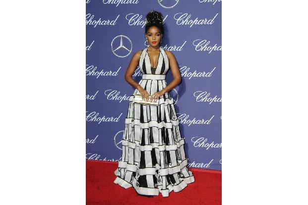 ...mehr zu schauen gab es allerdings bei diesem Entwurf, den Janelle Monae am Leib trug. Ein Kunstwerk in Schwarz-Weiß! Eben...