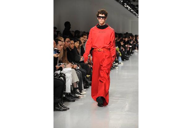 Laut Designer John Lawrence Sullivan dürfen Männer in Zukunft häufiger mehr Farbe tragen - sei es ein sattes Rot...