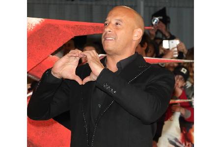 Vin Diesel hatte ein Herz für die zahlreichen Fans, die bei der Premiere von 'xXx 3: Die Rückkehr des Xander Cage' in London...