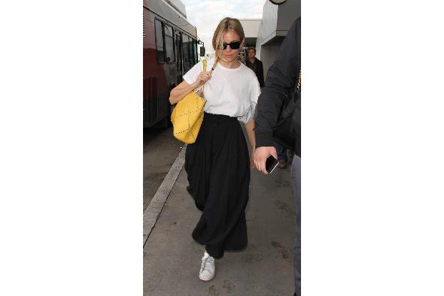 ...einen Film zu promoten hat Sienna Miller. Die britische Schönheit ist im neuesten Werk dieses talentierten Herren...