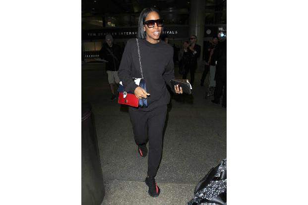 ...sie wartet hingegen ihr zweijähriger Sohn Titan. Kelly Rowland kann es sicherlich kaum abwarten, ihn in ihre Arme zu schl...