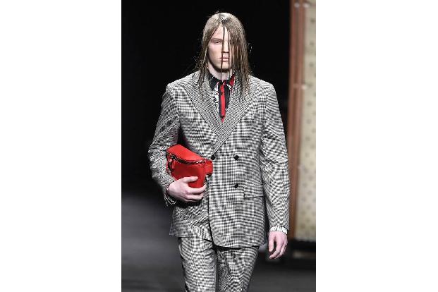 ...die betuchten Gäste der Shows Entwürfe wie diesen hier zu sehen bekamen. Die Trends der Fashion Week: Mann bleibt Mann, a...