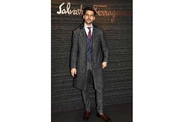 ...Johannes Huebl ohne seine bessere Hälfte anreiste. Die Fashionista unter den Fashionistas - Olivia Palermo - hat die Mila...