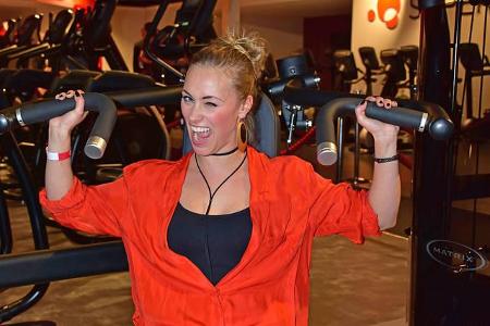 Für sie scheint Sport ja das reinste Vergnügen zu sein! Schauspielerin Sina Tkotsch bewies bei der Eröffnung des neuen Fitne...