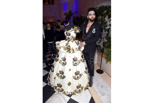 ...in das ehrwürdige Haus geladen, denn es musste gebührend gefeiert werden. Nicht etwa sein 1.000stes Kleid, das er designt...