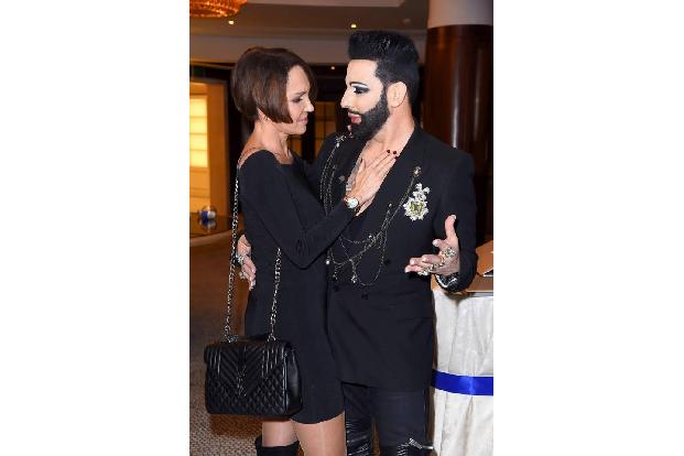 ...sie einfach nicht mehr loslassen wollte. Aber eine solche Frau lässt man eben ungern aus den Augen. Wobei sich der Design...