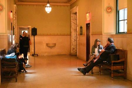 ...es dann doch zu konsultierenden Gesprächen kam. Er auf der einen Seite des Raumes, Uma auf der anderen Seite - so nahe st...