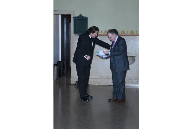 ...von den anderen nahm er seinen Anwalt in die Mangel und besprach die weitere Vorgehensweise. Was auch immer die beiden be...