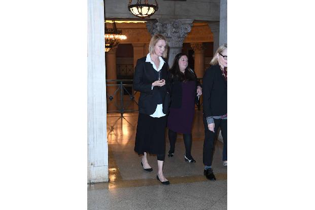 ...die beiden Ex-Eheleute da hinlegten. Uma wirkte dann doch etwas unsicher und nervös. Angesichts der Situation aber nur zu...