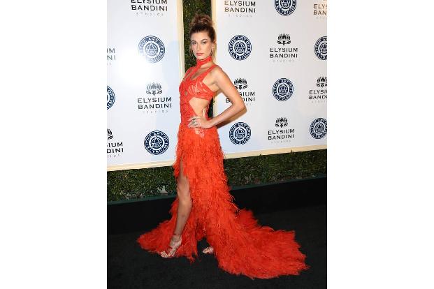 ...wie das Model Hailey Baldwin, die in dieser orange-roten Robe alle Blicke auf sich zog. Auch das Kleid von...