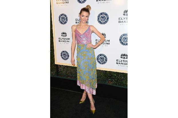 ...ganz sicher sind wir uns bei Jaimie Kings Kleid allerdings nicht - der Entwurf hätte tatsächlich auch gut in die 90er gep...