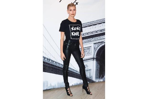 ...Models von Welt diese ebenfalls. Hailey Baldwin machte zwar mit diesem Shirt Werbung für keinen Geringeren als Karl Lager...